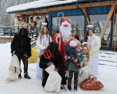 Mikuláš so svojou družinou v rôznych častiach obce Nová Bystrica 